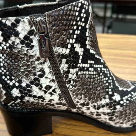 NWT Aqua College Womens KARLIE Boot Black White Leather Rubber Waterproof 7M - Picture 9 of 12